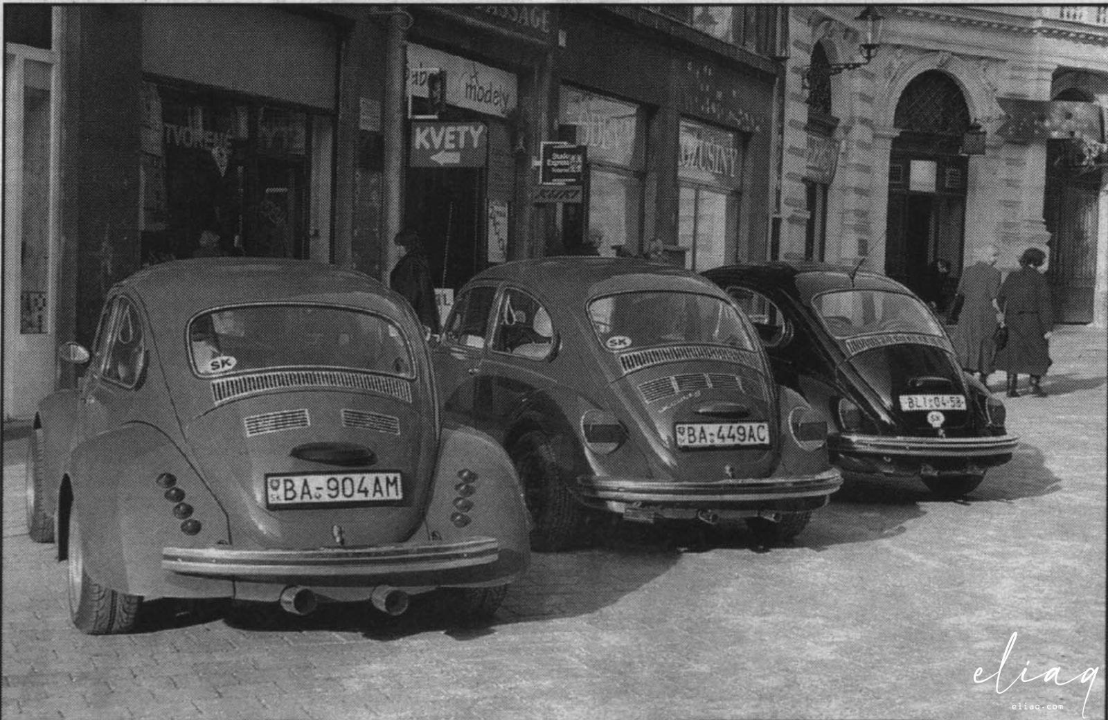 Stará fotka aut z Bratislavy, včetně klenotů z Volkswagen klubu